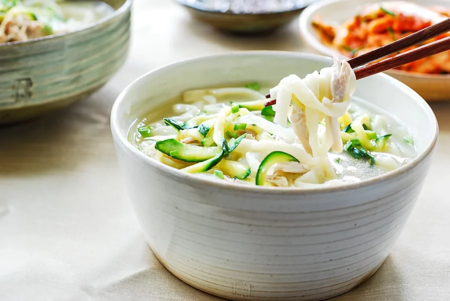Kalguksu khác gì với mì Việt, mì Nhật hay mì cay Hàn
